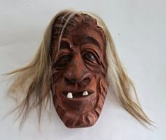 Handgeschnitzte Holzmaske Sagengestalt signiert und datiert