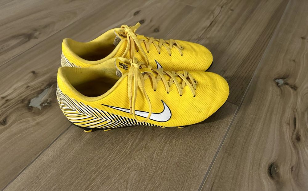 Nike Herrenschuhe: NIKE Fussballschuhe gelb, Gr. 36.5, neuwertig – Gebraucht aus Laufen von Gwitterchischte