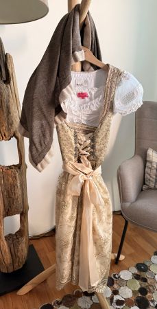 lässiges Dirndl Grösse 36, mit Bluse und Poncho
