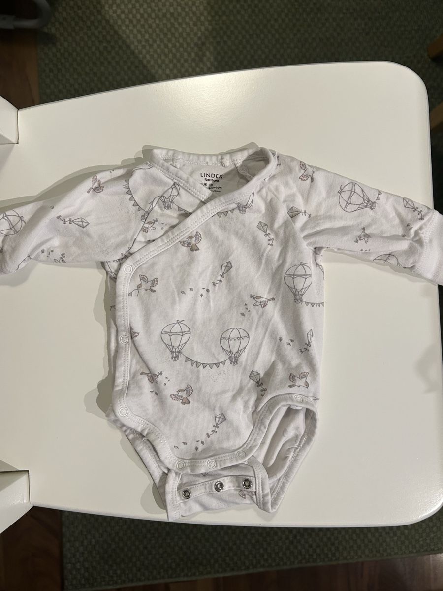 Kleiderpakete & -sets: Baby Body and Hat Set Size 50 – Gebraucht aus Zürich von eli_m229 1