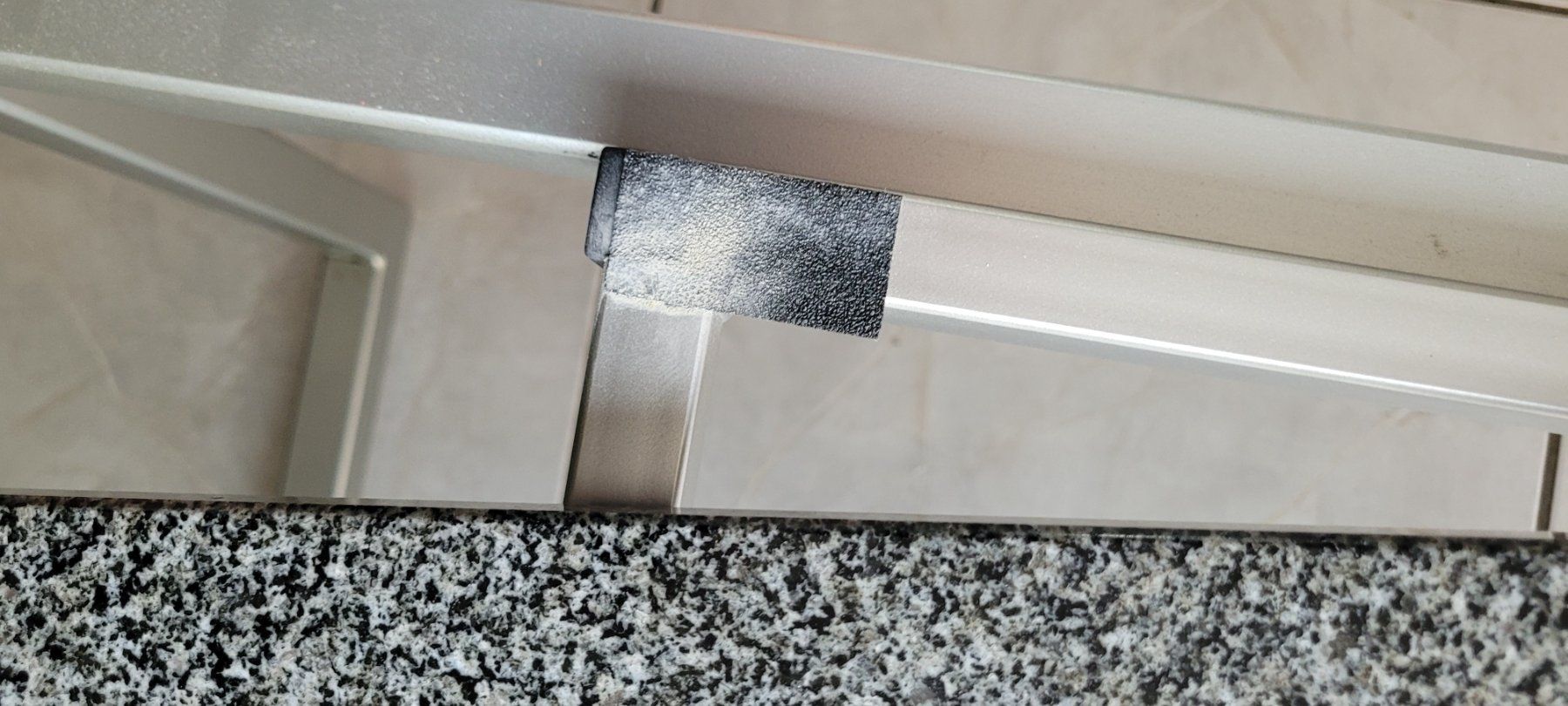 Tavoli: Schöner Couchtisch, Granitplatte, Metallgestell. – Usato da Kreuzlingen venduto da Knecht3 4