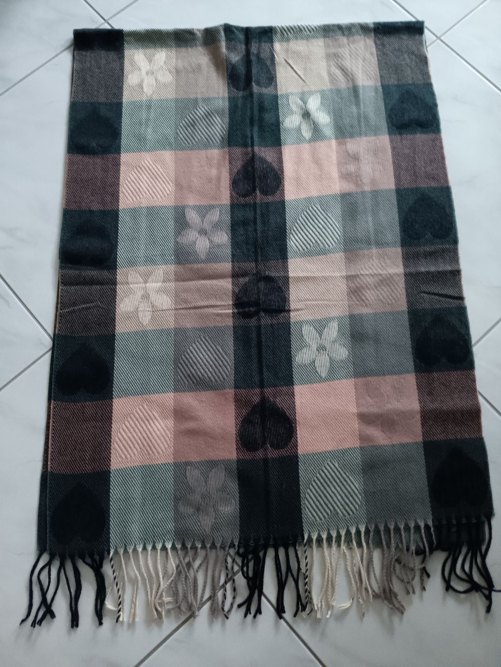 Foulard & Sciarpe: wunderschöner winterschal mit Wolle neuwertig – Nuovo (secondo la descrizione) da Stansstad venduto da leoni66