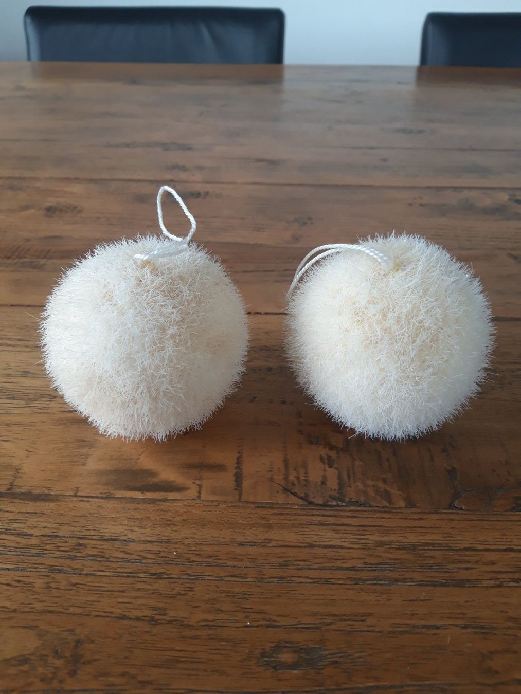Alle Dekorationen: 2 creme weiss Schneeoptik Weihnachtskugel Christbaumschmuck – Gebraucht aus Feuerthalen von tanatha_st