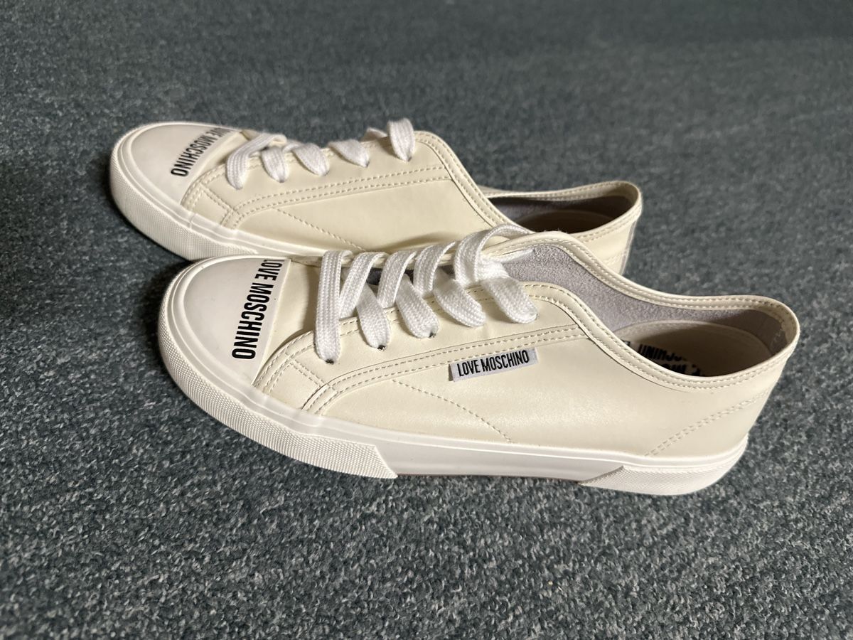 Moschino Damenschuhe: Love Moschino Sneaker cremefarben – Neu und originalverpackt aus Baltschieder von YmroBe 1