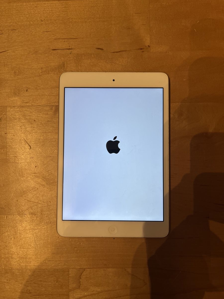 Apple Tablet PC: Apple iPad Tablet silber gebrauchter Zustand – Gebraucht aus Lupsingen von sil_l6wg