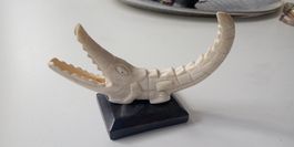 Antike Skulptur kleine Figur Krokodil stilisiert Knochen