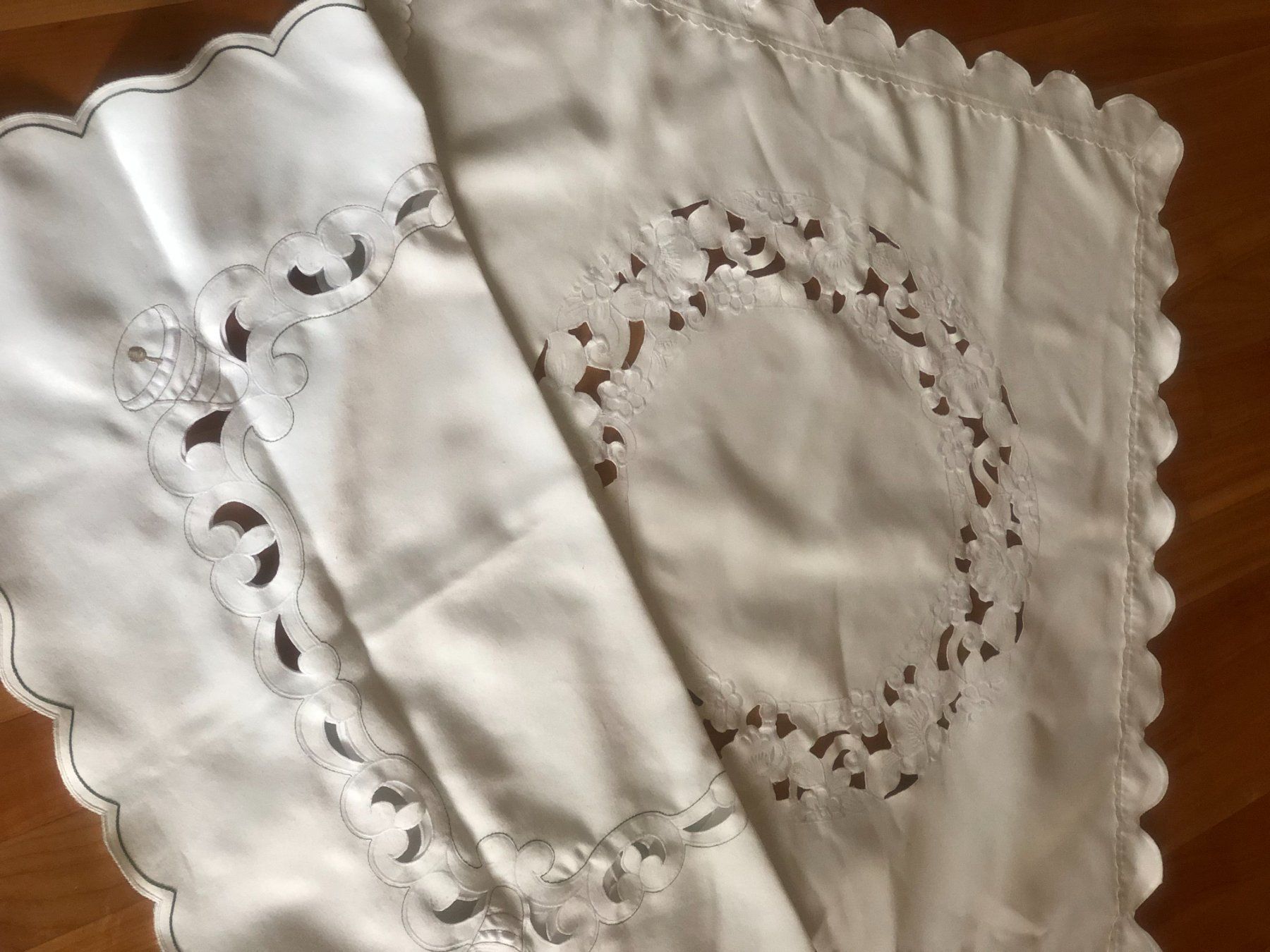 Sonstige Tischwäsche: 2 kleine Tischdecken – Neu (gemäss Beschreibung) aus St. Gallen von Blin