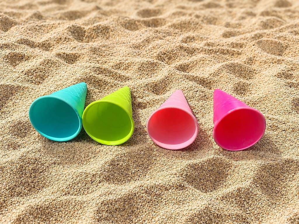 Sabbiera per bambini: 4 Sandförmchen Glacé / Cornet  bunte Sandformen – Usato da Schänis venduto da patrickangehrn 1