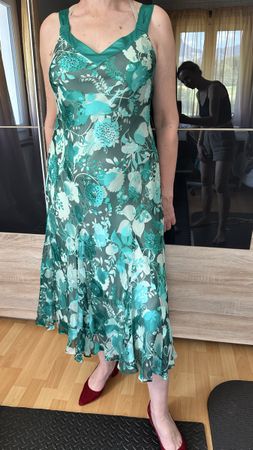 Robe longue, fleurs turquoise taille 100%soie, taille M