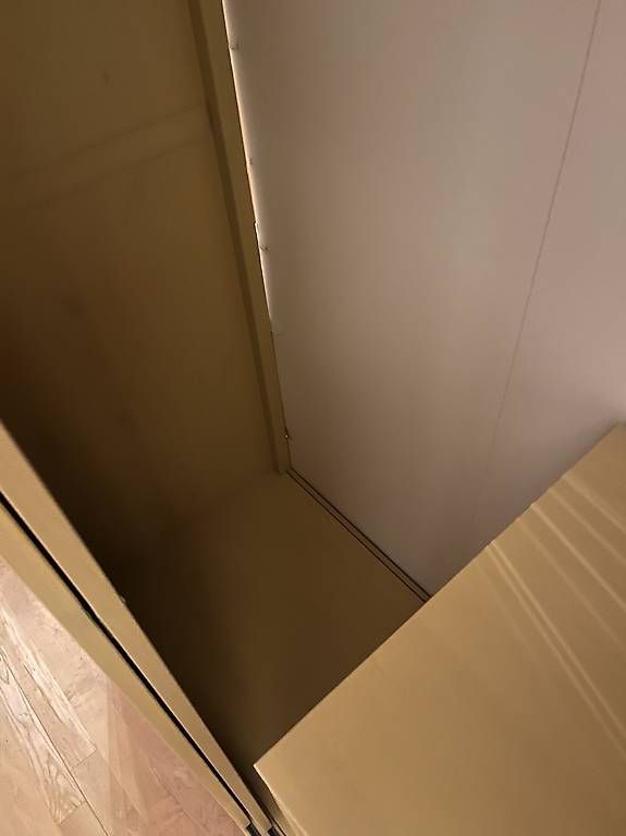 Armadi: Holz Schiebetürschrank Ikea Hemnes Gelb – Usato da Münchenstein venduto da femke_lammers 3