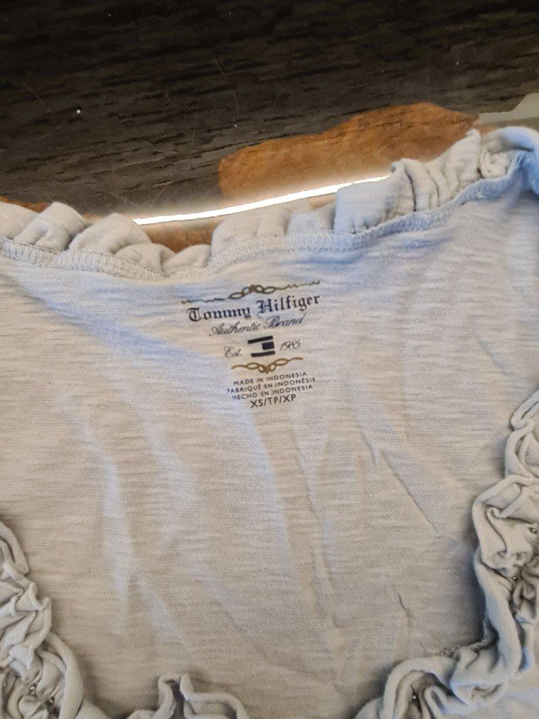 Tommy Hilfiger T-shirt: T-Shirt Tommy Hilfiger – Usato da Zell LU venduto da Jamaila 1