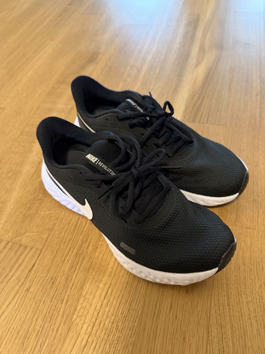 Nike Scarpe da donna: Nike Training Schuhe schwarz – Usato da Nänikon venduto da MaJa_123 1