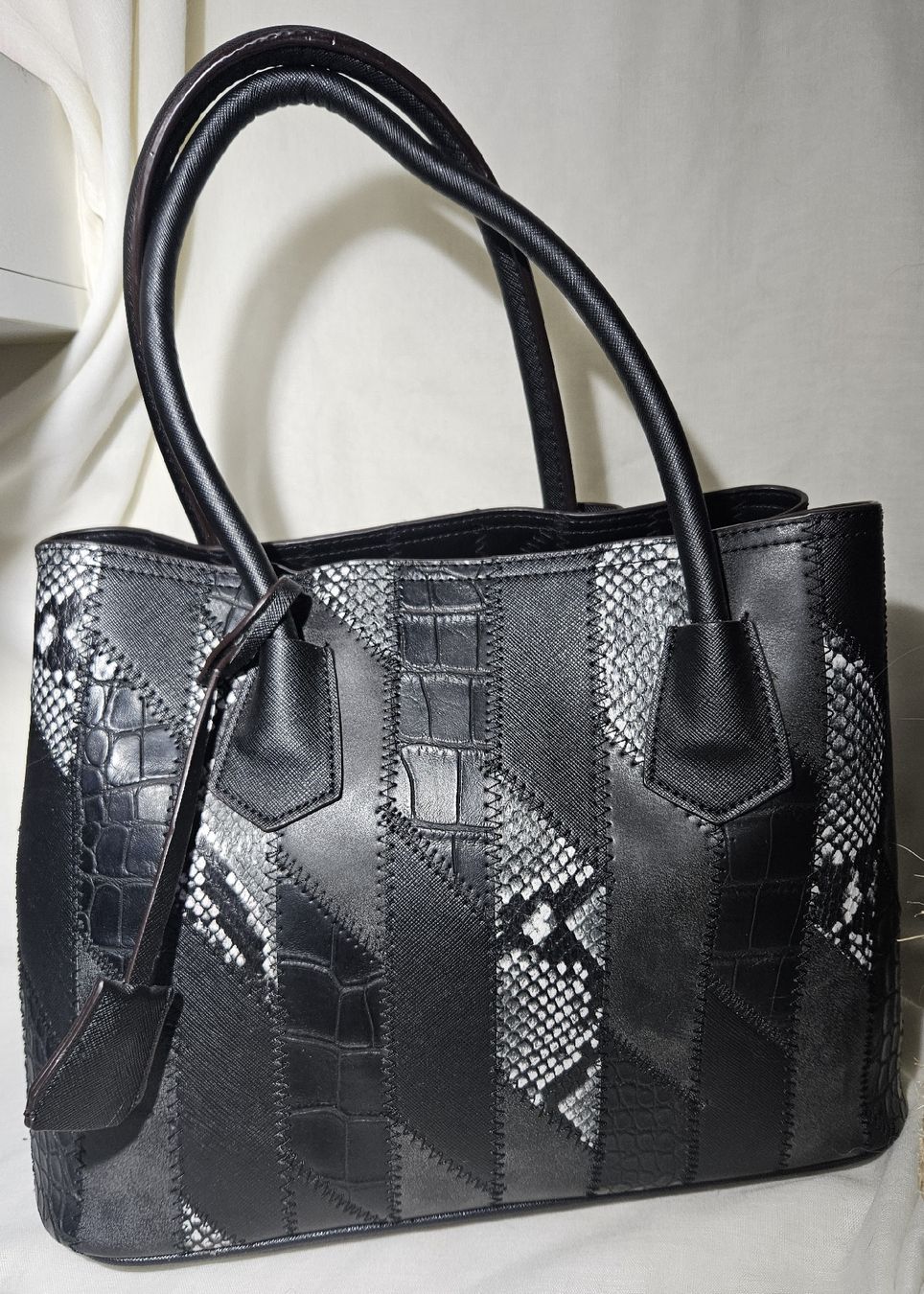 Borse da donna: schwarze geräumige Handtasche - Spendenaktion – Nuovo (secondo la descrizione) da Unterkulm venduto da Beljasch