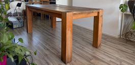 Massiver, rustikaler Esstisch aus Holz