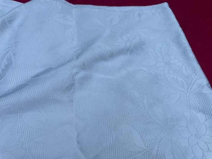 Coperte: Bettdecke weiss glänzend mit Blumen 300x250cm – Nuovo (secondo la descrizione) da Bergdietikon venduto da antovale 1