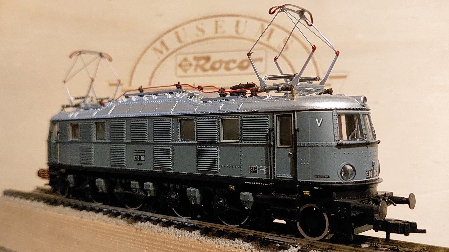 Roco Modellini di ferrovie: Roco 43660 - E-Lok E 18 08 der DR - rare MUSEUMS EDITION! – Nuovo e nell'imballaggio originale da Rotkreuz venduto da MOBAHN-1zu87 4