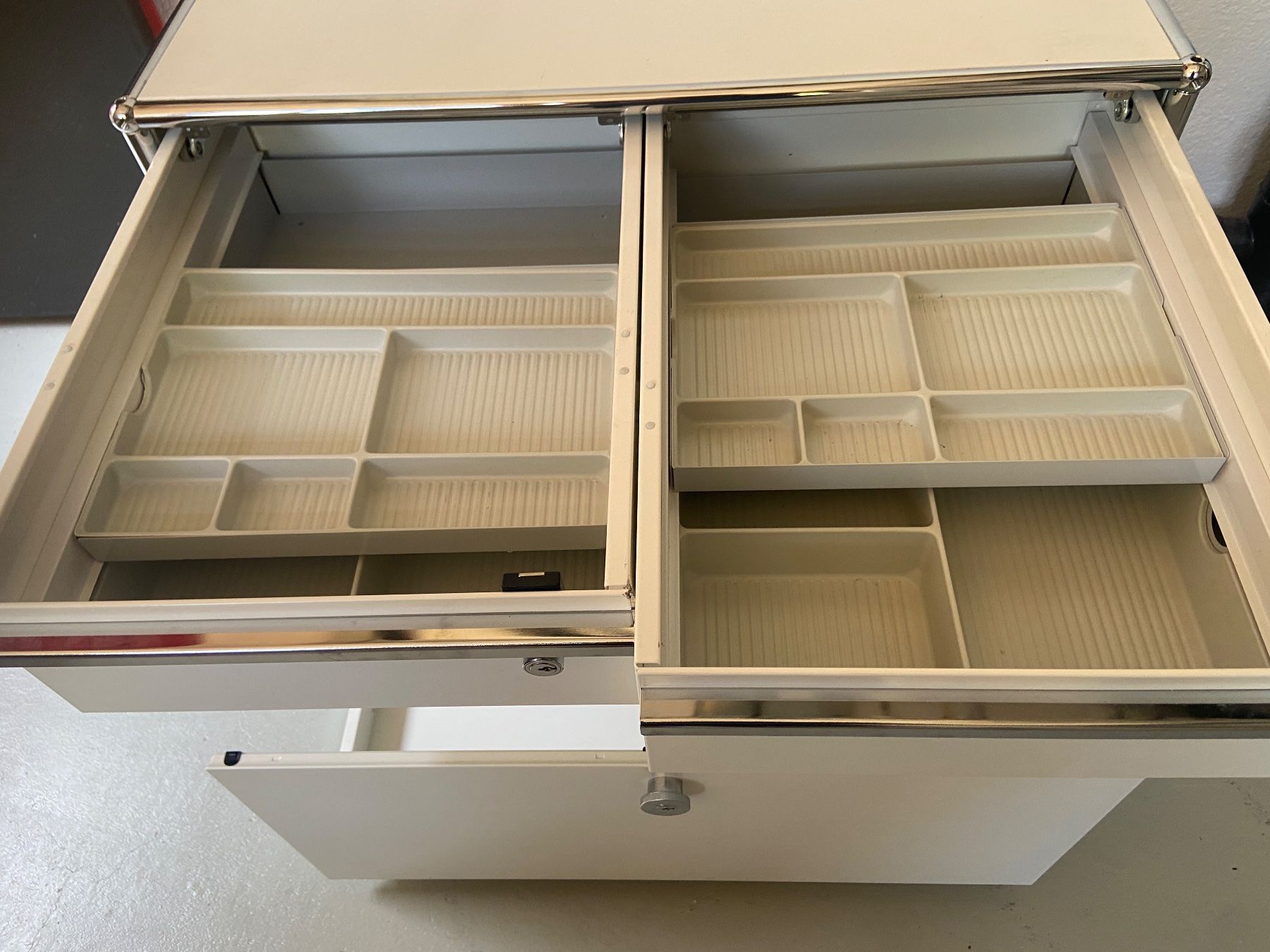 USM Eléments de bureau: USM Haller Rollcontainer – D'occasion à Wil SG par tra_dv7v 2