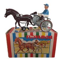 Pferd mit Sulky und Jockey