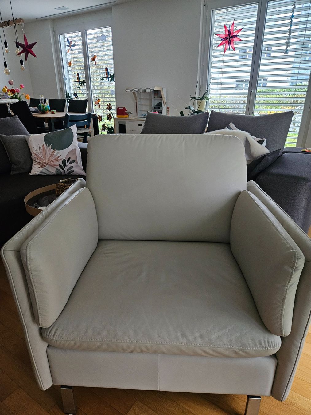 Poltrone: Bequemer Design Sessel – Echtleder, hellgrau/beige – Usato da Weinfelden venduto da paschiuna 2