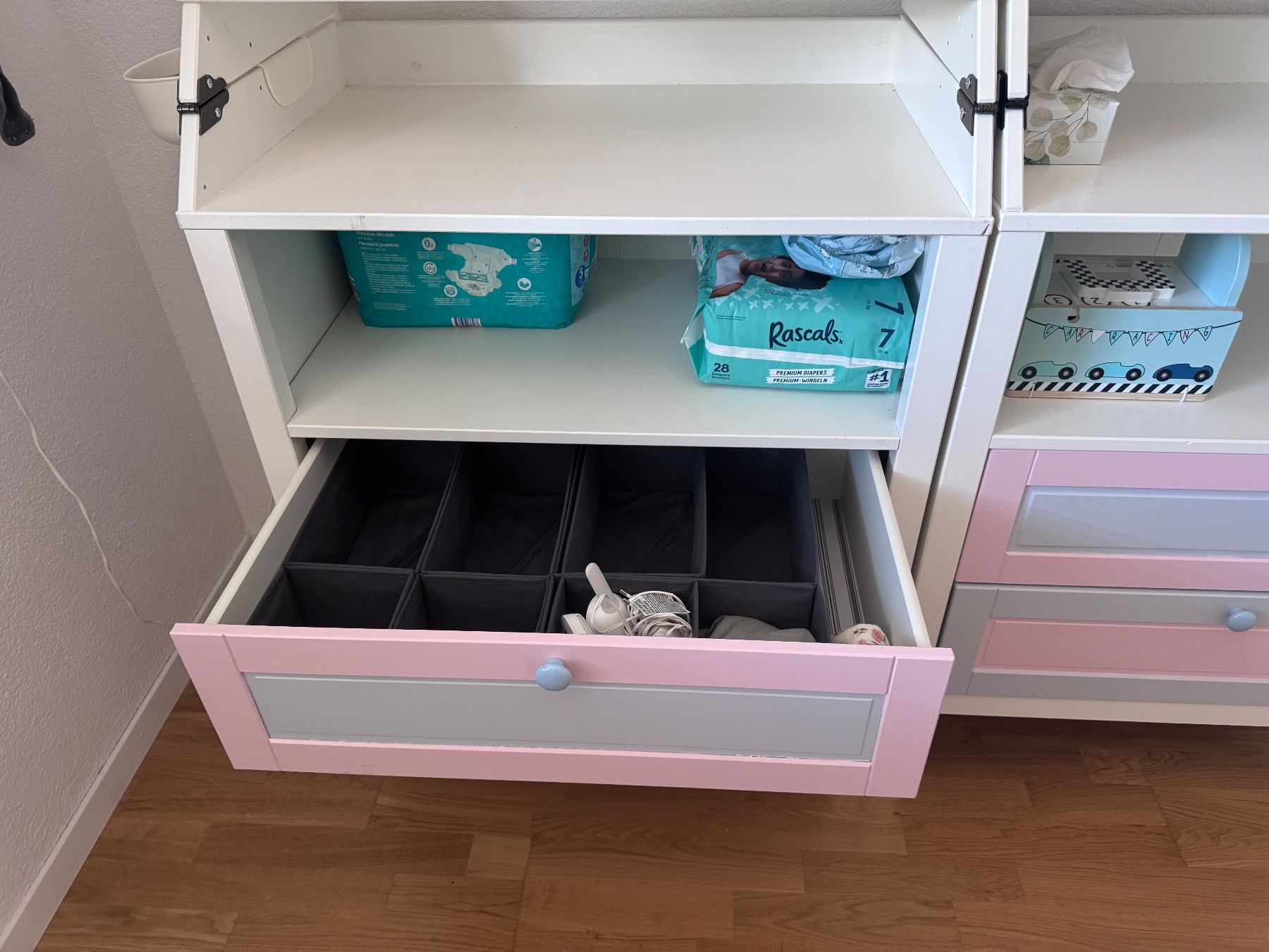 Ikea Fasciatoi & Accessori: Wickeltisch Kommode mit Klappaufsatz Weiss Rosa Grau – Usato da Jonen venduto da Nadu5 6