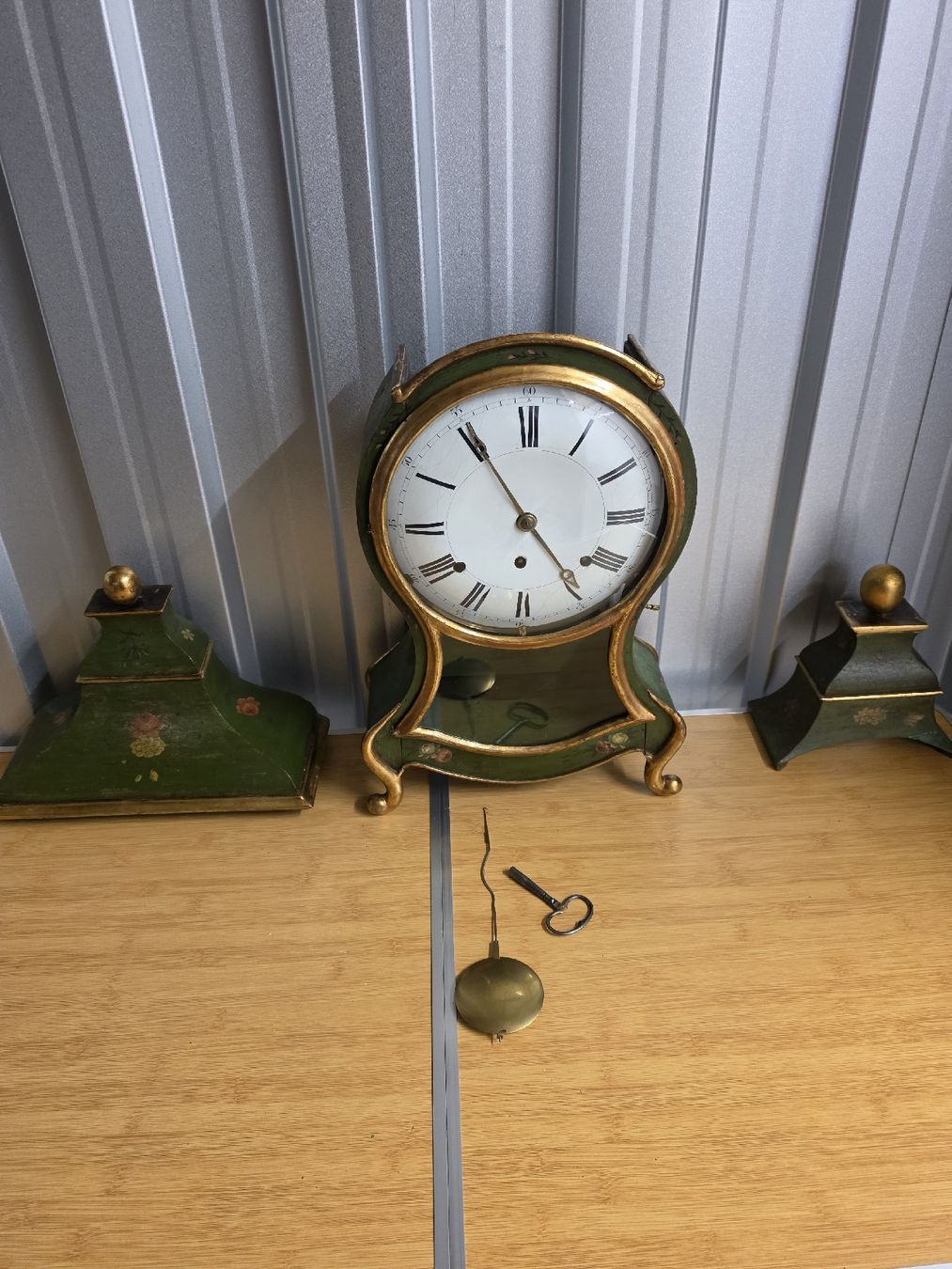 Orologi da terra & Orologi da parete: Pendule neuchateloise ancienne – Usato da Val-d'Illiez venduto da AntiqueG
