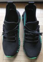 Schwarze Turnschuhe mit grünen Akzenten, Grösse 39