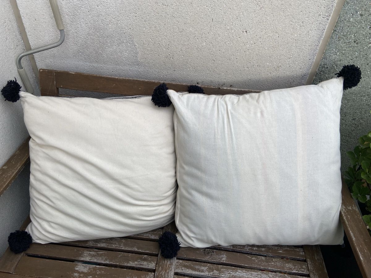 Cuscini: 2 Coussins décoratifs noir/blanc, pompons noirs – Usato da Genève venduto da captus 1