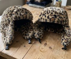 2x Wintermütze Ohrenklappen Leopardenmuster Skimütze