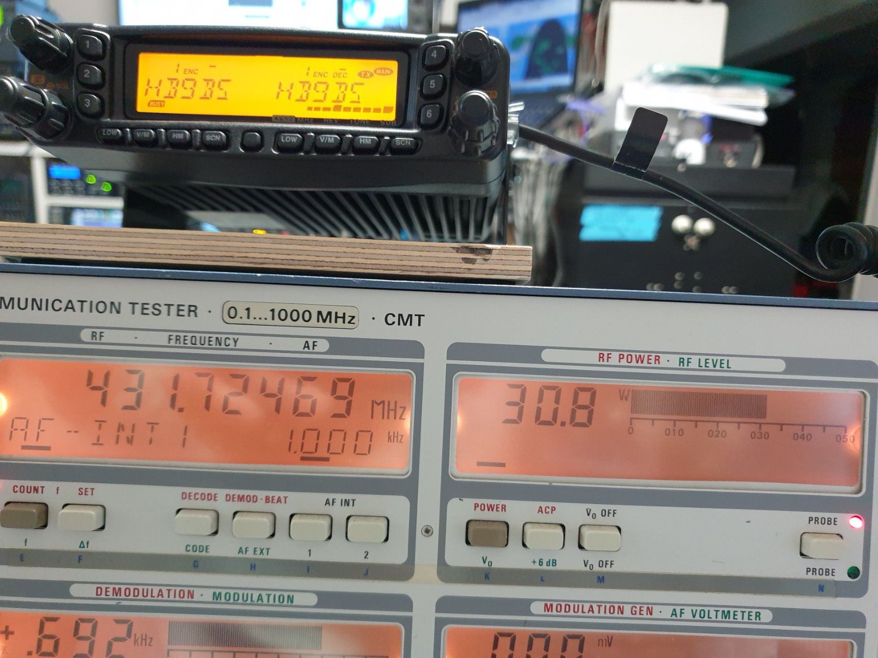 Yaesu Technique de radiocom: YAESU FT-8800E FM VHF / UHF Transceiver – D'occasion à Bottmingen par  1