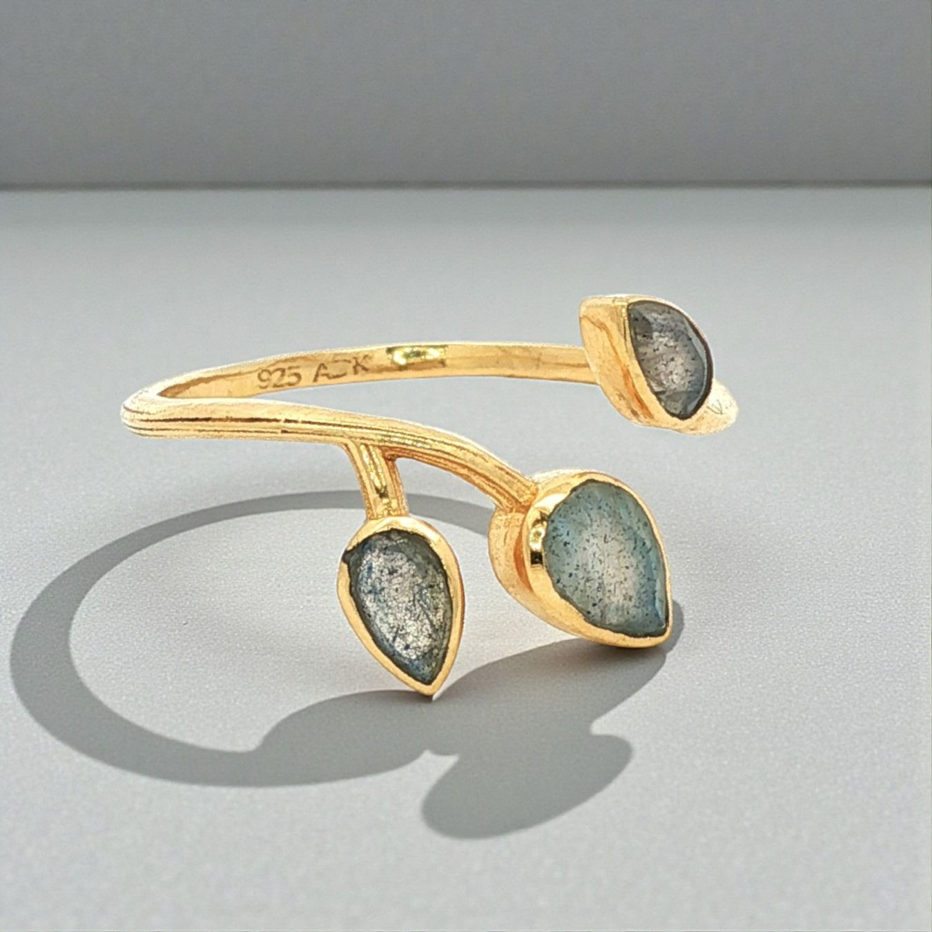 Olga Ribler Anelli: Unikate Silber Ring 925 mit Labradorit Grösse 55 – Nuovo (secondo la descrizione) da Luzern venduto da Schmuckoutlet
