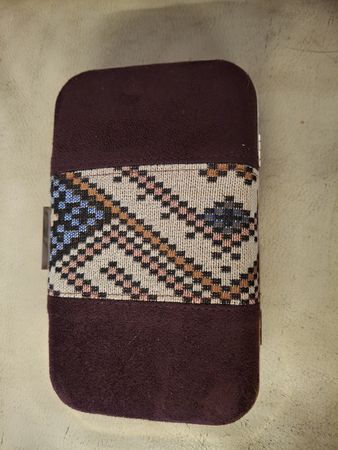 Dunkelrote Clutch mit Kette