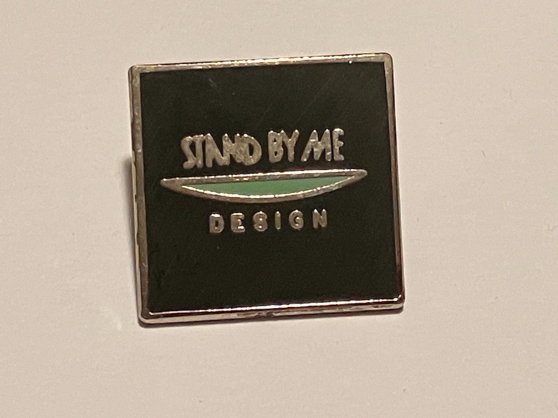 Plaquettes & Badges: 1 Pin Stand by me Design – D'occasion à Basel par djwwpp