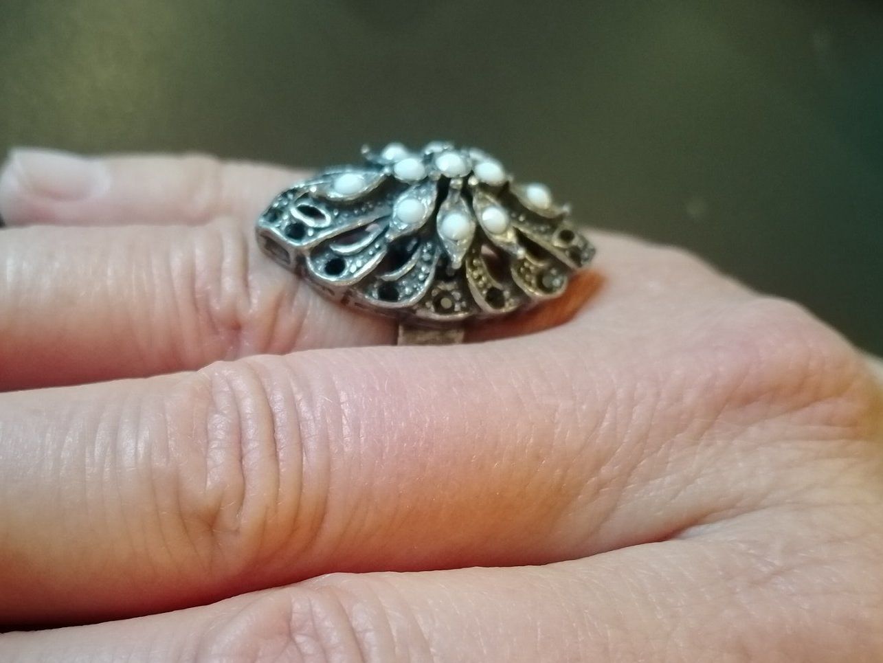 Anelli: Hübscher Ring mit Steinchen - gewölbt, verstellbar – Usato da Luzern venduto da Seri4