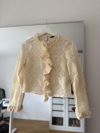 Elegante Zara Bluse, creme-farbig, mit Rüschen, Grösse S