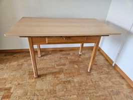 Holztisch mit Schublade und ergänzter Tischplatte