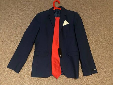 Neuer schöner Blauer Herrensakkon mit Roter Kravatte