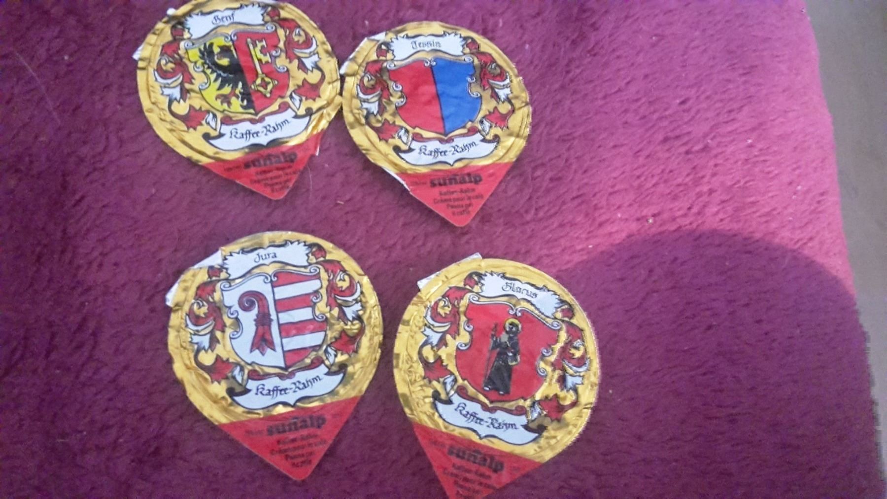 Opercules: 4Kaffeerahmdeckeli gold Wappen – D'occasion à Schwarzenburg par Flamingo07