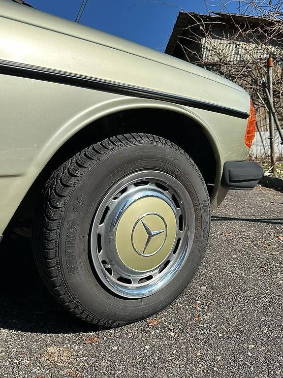 Autos: Mercedes-Benz W123 230 E – Gebraucht aus Langenthal von Goergens10 6
