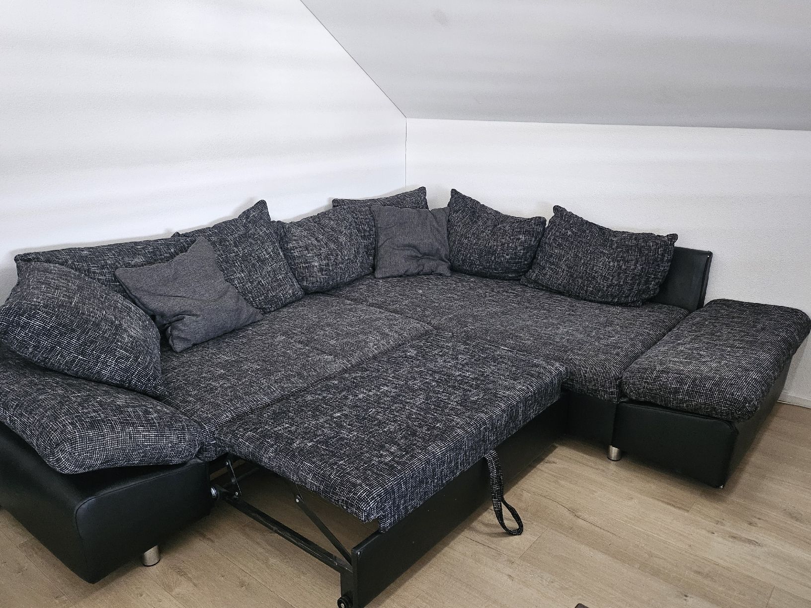 Divani: Ecksofa mit Schlaffunktion grau / schwarz – Usato da Würenlingen venduto da Sheadona 3