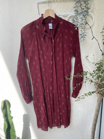 Robe femme bordeaux motif doré plissée taille M bon état
