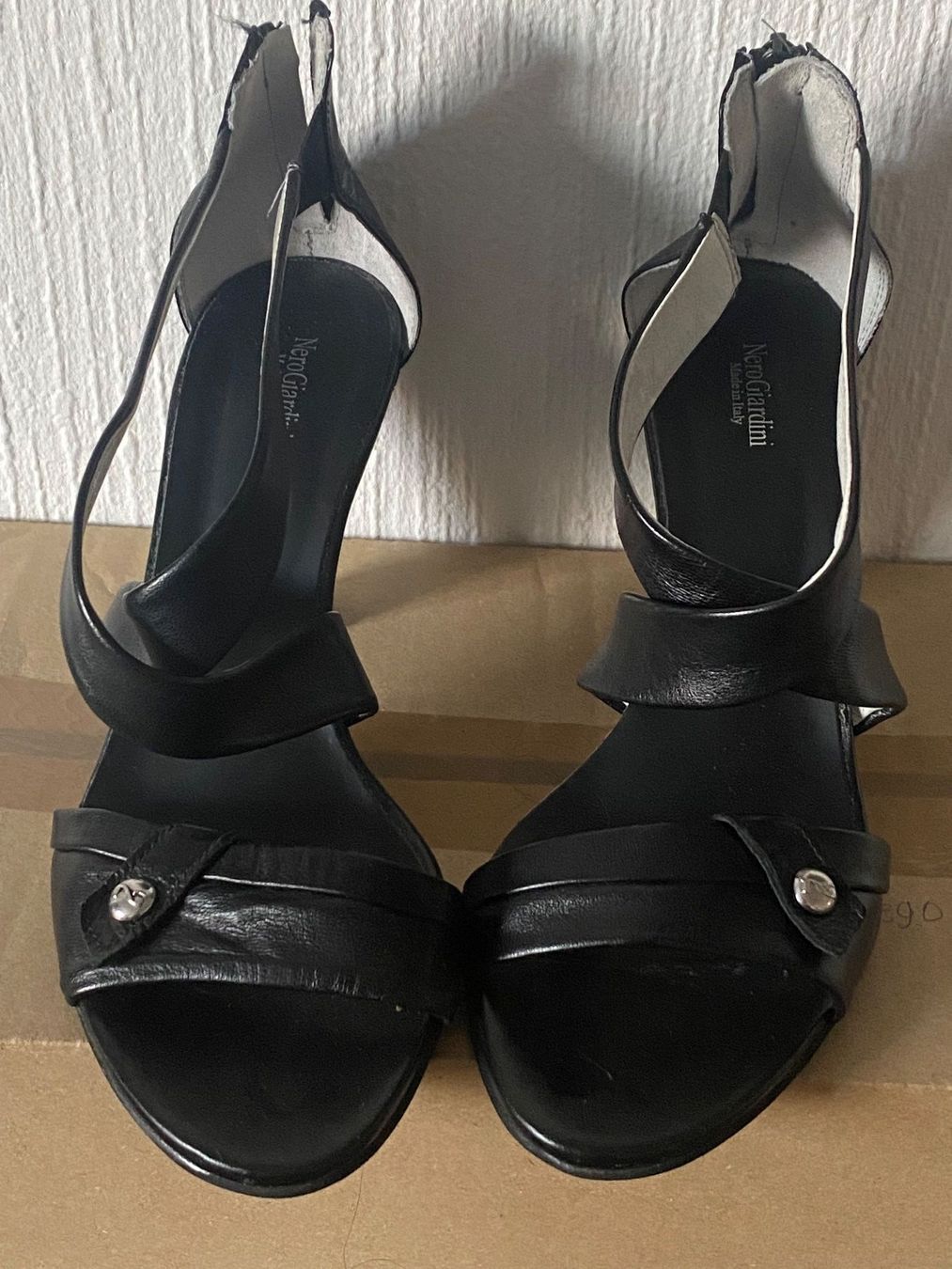 Scarpe da donna: Chaussure Sandales NeroGiardini taille 38 – Usato da Peseux venduto da Chimon59