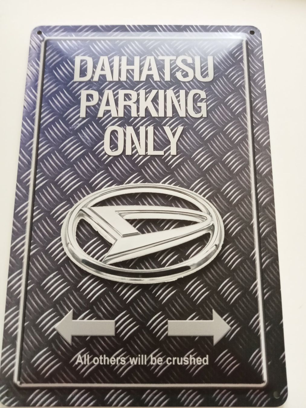 Insegne: Blechschild-DAIHATSU-PARKING ONLY – Usato da Rupperswil venduto da big-one-sale