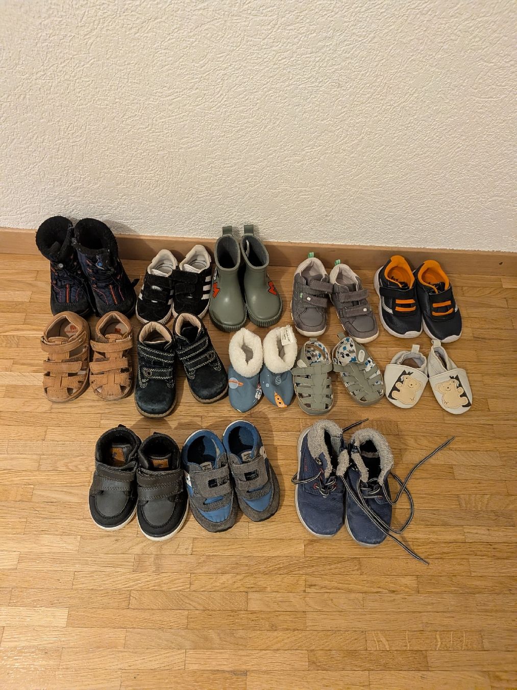 Scarpe per ragazzi: Lot de chaussures - tailles 19 à 22  – Usato da Ecublens VD venduto da rin_27d6