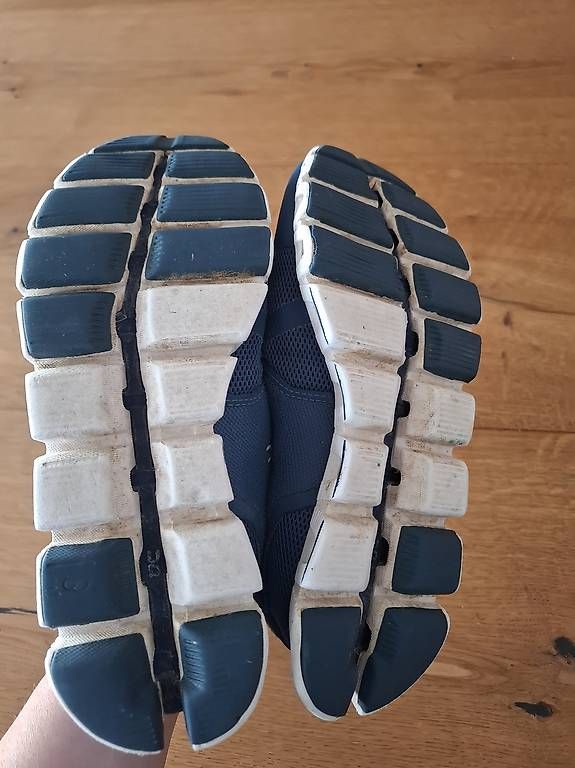 Scarpe da uomo: Gut erhaltene ON Cloud Schuhe Gr. 36 – Usato da Langendorf venduto da grimmengasse 3