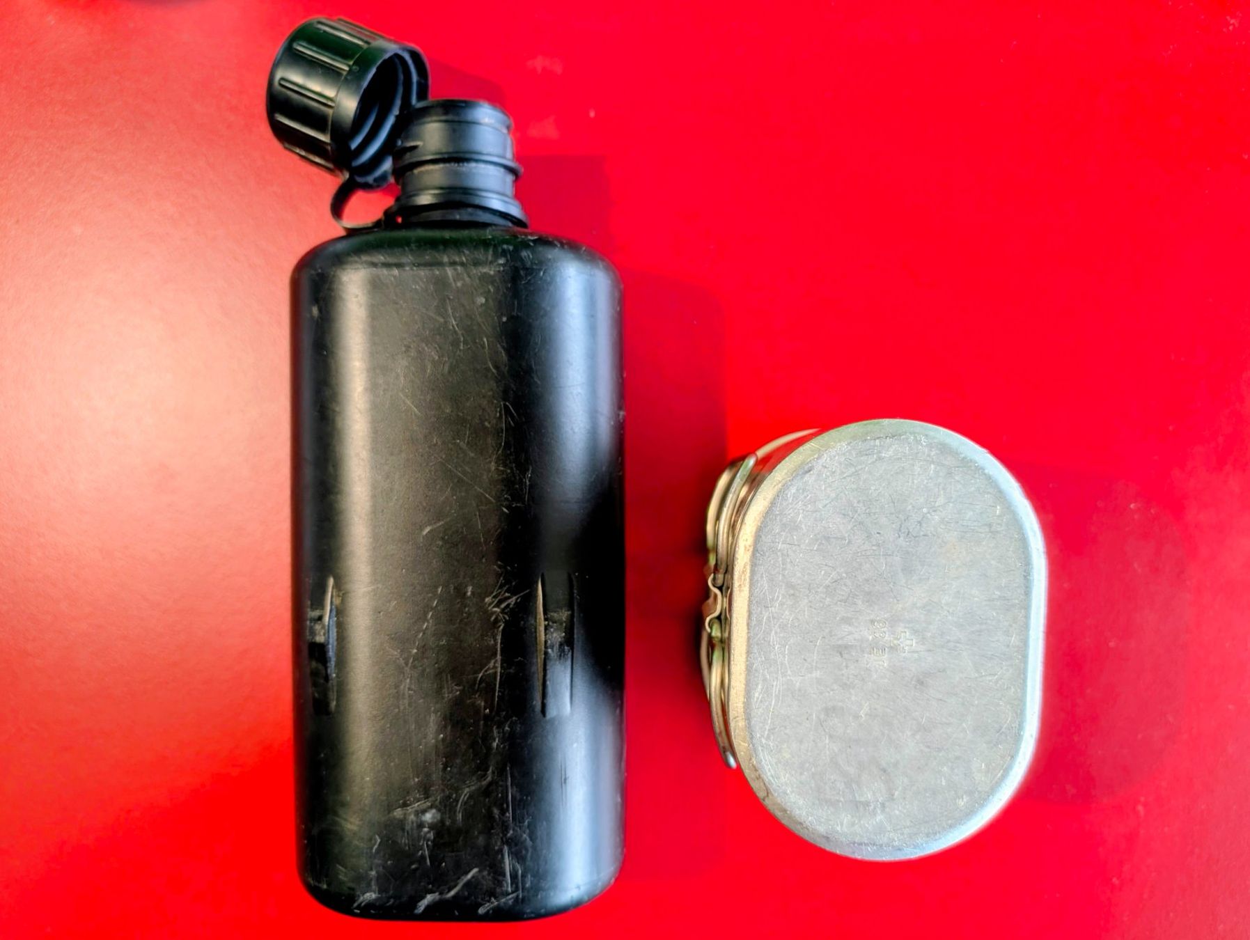Schweizer Armee Attrezzatura & Pezzi di ricambio: SCHWEIZER ARMEE MILITÄR FELDFLASCHE TRINKFLASCHE MIT BECHER – Usato da Düdingen venduto da Quartierstrasse 3