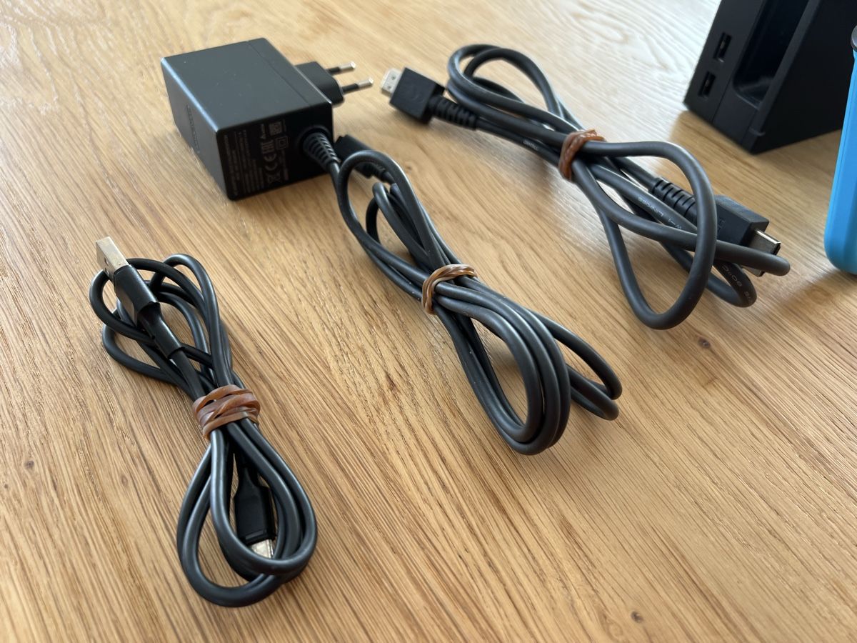 Nintendo Consoles: Nintendo Switch Set inkl. Pro Controller, 4 Joy-Con & 256 GB – D'occasion à Frenkendorf par astar09 7