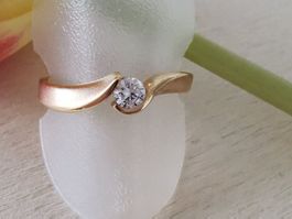 zierlicher 18 Kt. Rotgold Solitär Damenring Zirkonia