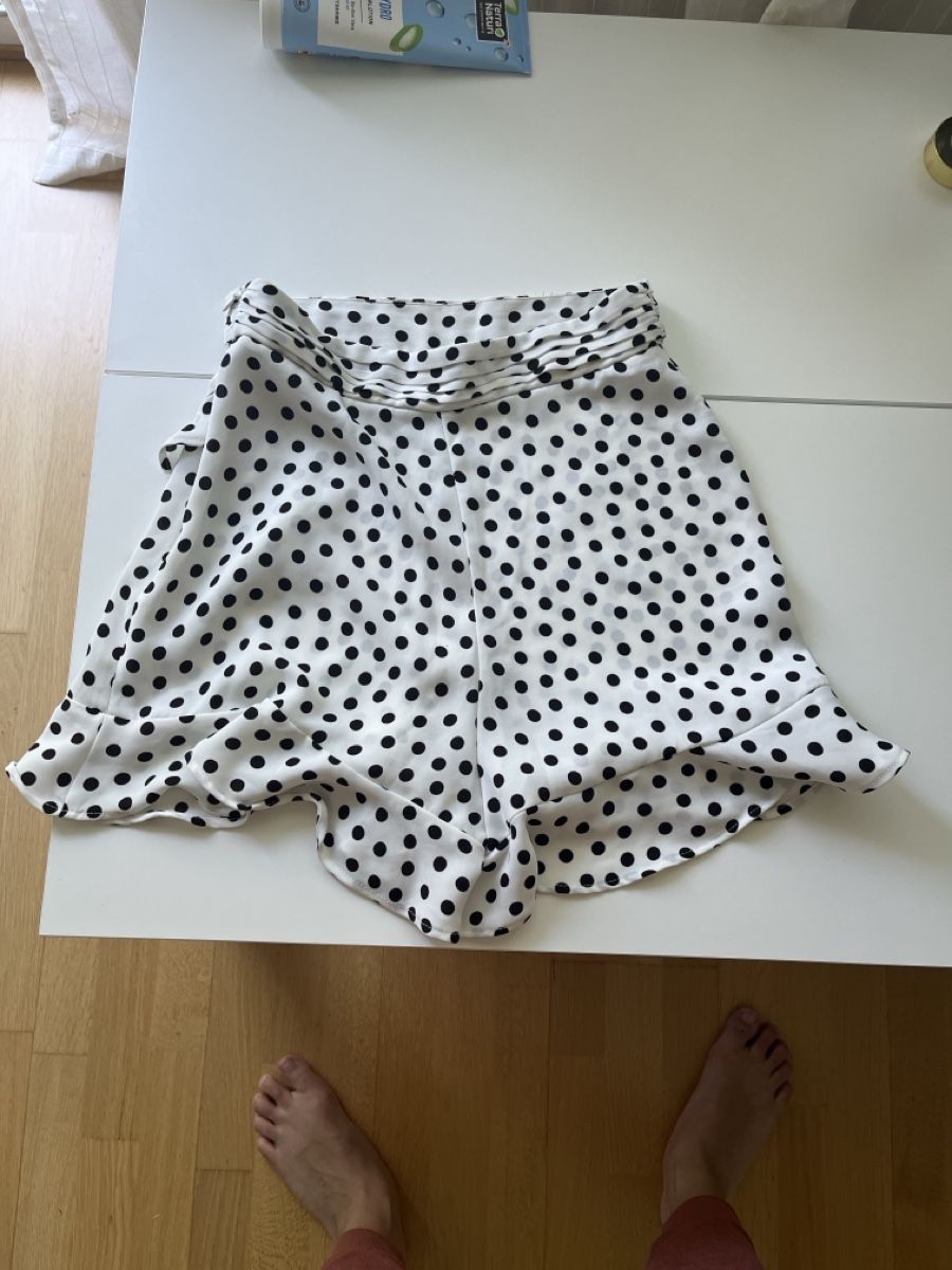 Zara Gonne: Short élégant pois blanc et noir taille S – Usato da Bern venduto da ire_2lpy 1