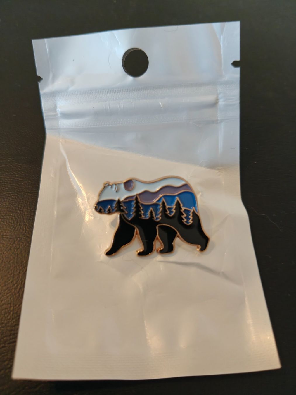 Spille & Fermagli: Bär / Bear / Ours / Orso Pin – Nuovo e nell'imballaggio originale da Vaglio venduto da Dabia