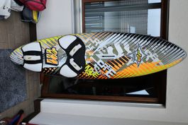 Komplette Surfausrüstung mit 8 Segeln, 2 Boards etc.